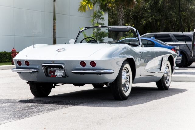 Chevrolet Corvette 1961 image number 15