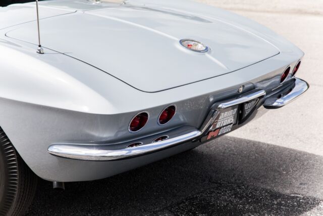 Chevrolet Corvette 1961 image number 21