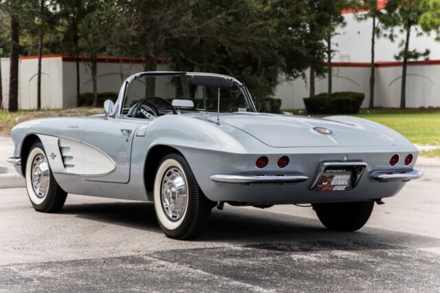 Chevrolet Corvette 1961 image number 43