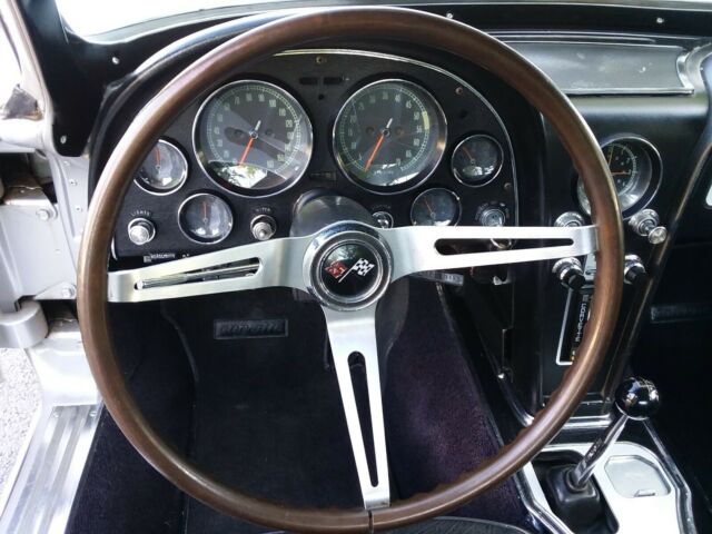 Chevrolet Corvette 1965 image number 14