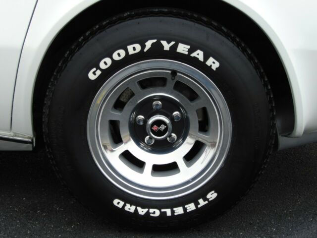 Chevrolet Corvette 1977 image number 32
