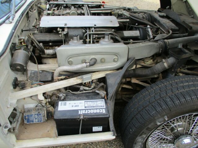 Jaguar E-Type 1972 image number 11