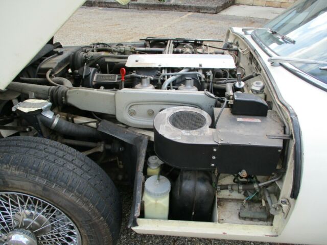 Jaguar E-Type 1972 image number 14