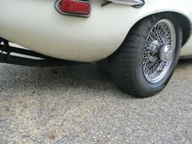 Jaguar E-Type 1972 image number 17