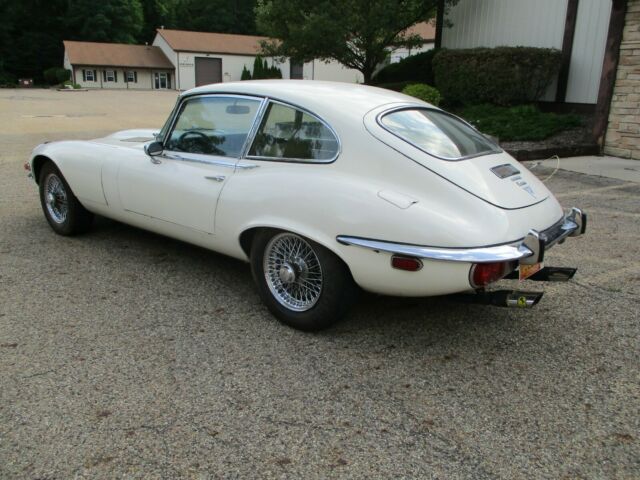 Jaguar E-Type 1972 image number 23
