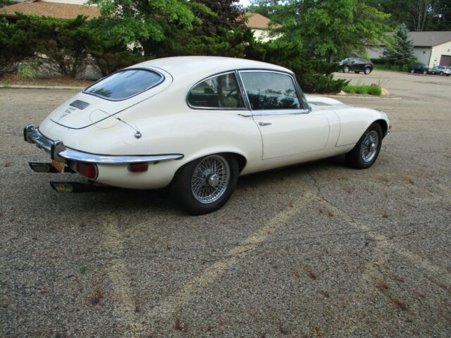 Jaguar E-Type 1972 image number 3