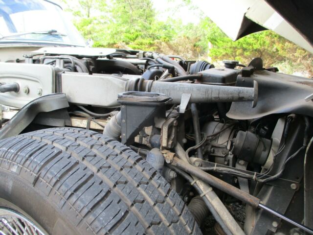Jaguar E-Type 1972 image number 30