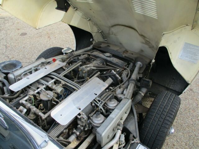 Jaguar E-Type 1972 image number 31