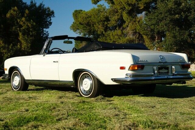 Mercedes-Benz 200-Series 1971 image number 5