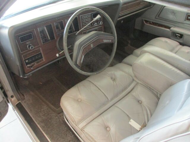 Lincoln Continental 1976 image number 29