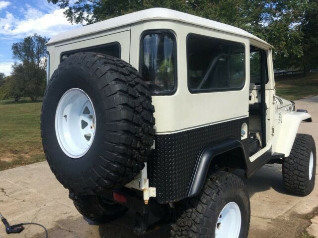 Toyota Land  Cruiser FJ40 1971 image number 2