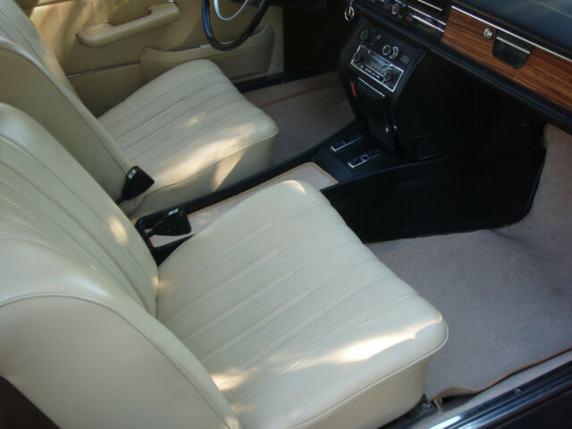 Mercedes-Benz 200-Series 1973 image number 10