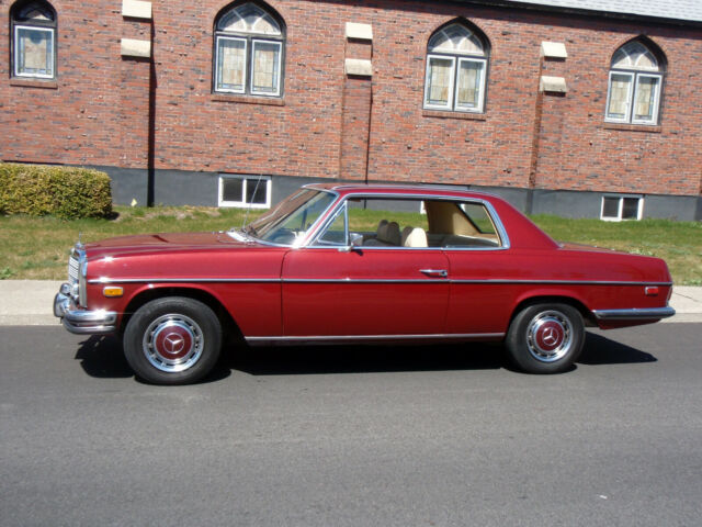 Mercedes-Benz 200-Series 1973 image number 18