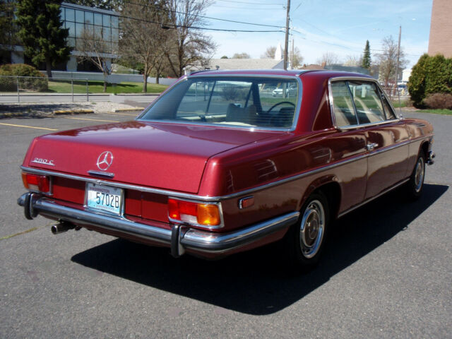 Mercedes-Benz 200-Series 1973 image number 24