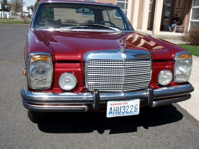 Mercedes-Benz 200-Series 1973 image number 25