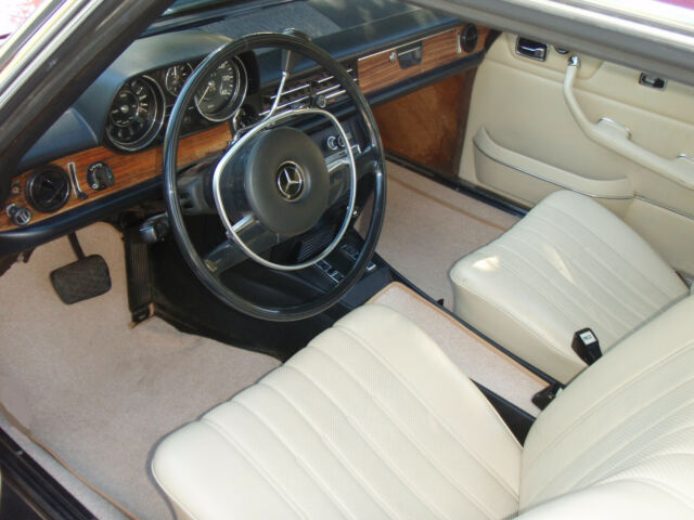 Mercedes-Benz 200-Series 1973 image number 28