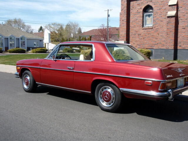 Mercedes-Benz 200-Series 1973 image number 39