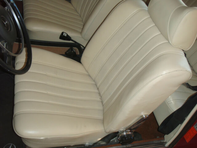 Mercedes-Benz 200-Series 1973 image number 7