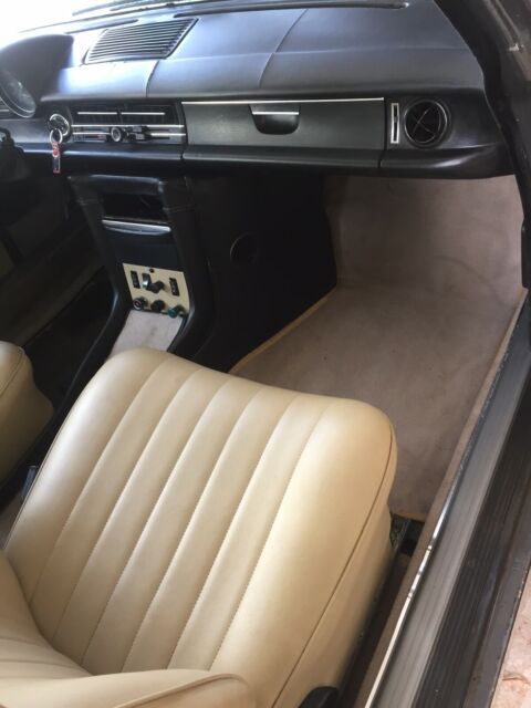 Mercedes-Benz 220 1973 image number 10