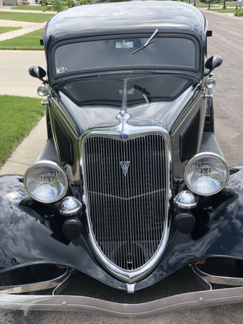 Ford Sedan 1934 image number 2