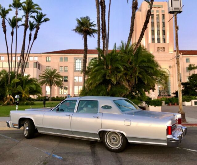 Lincoln Town Car 1978 image number 19