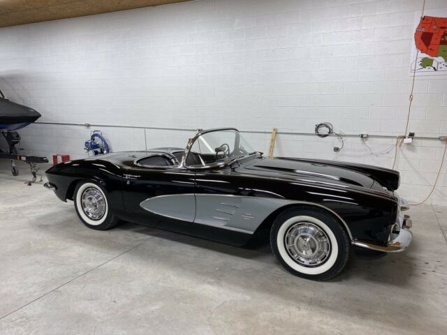 Chevrolet Corvette 1961 image number 30