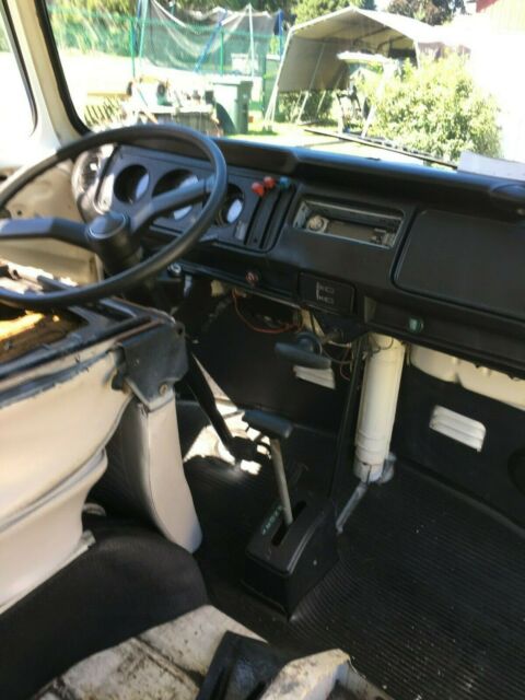 Volkswagen Bus/Vanagon 1977 image number 17