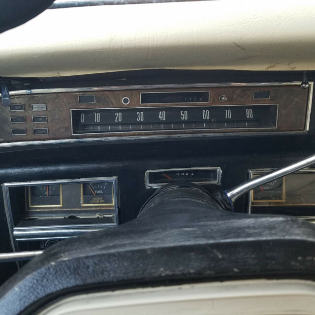 Lincoln Town Car 1977 image number 10