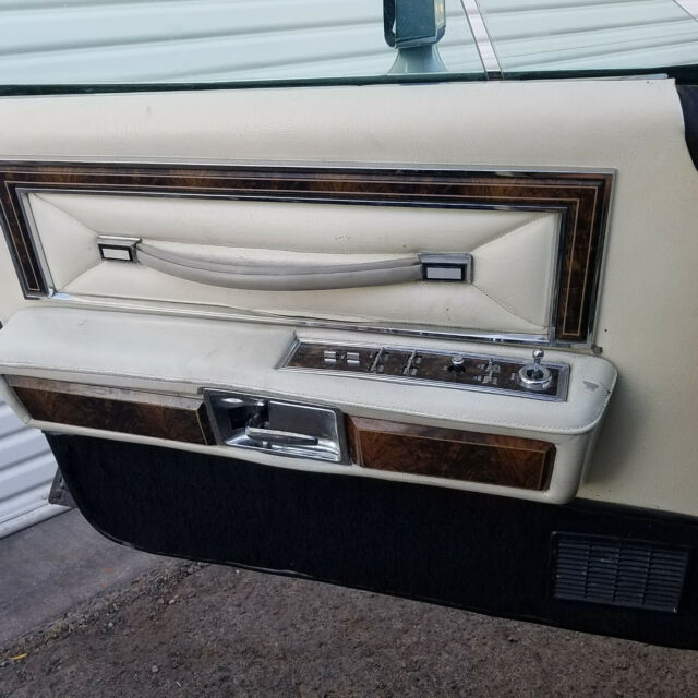 Lincoln Town Car 1977 image number 17