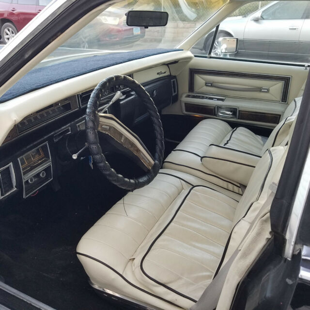 Lincoln Town Car 1977 image number 6