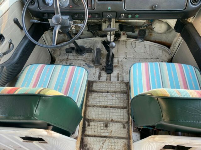 Volkswagen Bus/Vanagon 1974 image number 30
