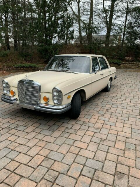 Mercedes-Benz 280 SE 4.5 V8 Sedan 1973 image number 0