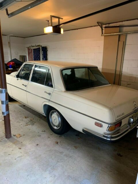 Mercedes-Benz 280 SE 4.5 V8 Sedan 1973 image number 18