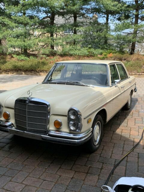 Mercedes-Benz 280 SE 4.5 V8 Sedan 1973 image number 19