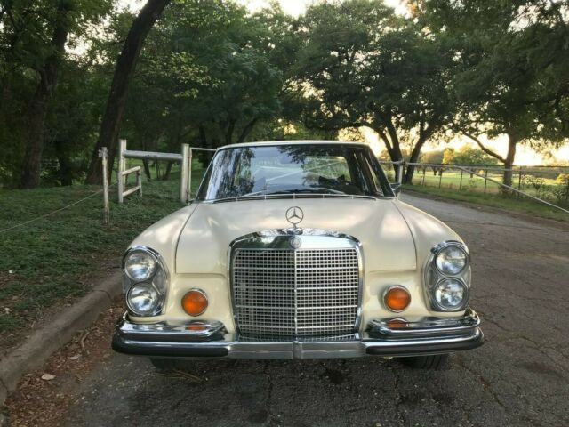 Mercedes-Benz 280 SE 4.5 V8 Sedan 1973 image number 3
