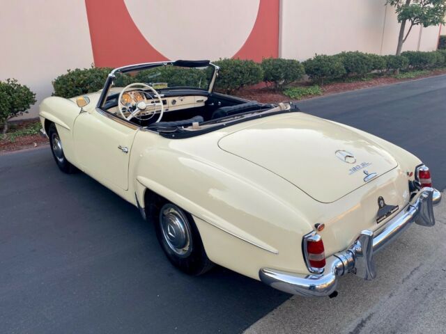 Mercedes-Benz SL-Class 1962 image number 13