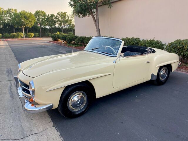 Mercedes-Benz SL-Class 1962 image number 22