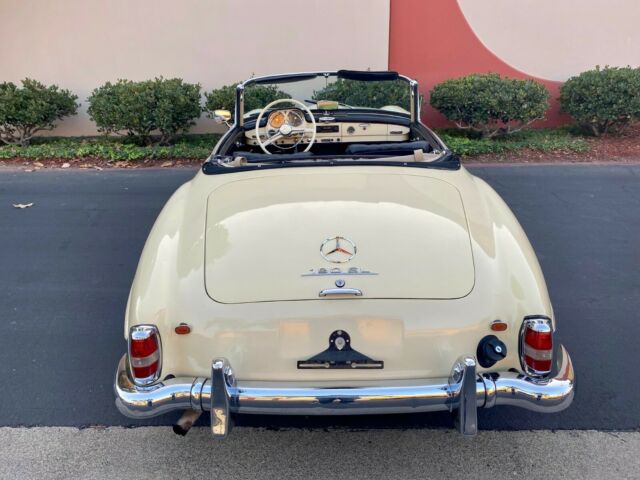 Mercedes-Benz SL-Class 1962 image number 33