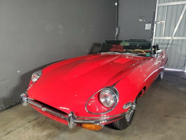 Jaguar E-Type 1969 image number 1