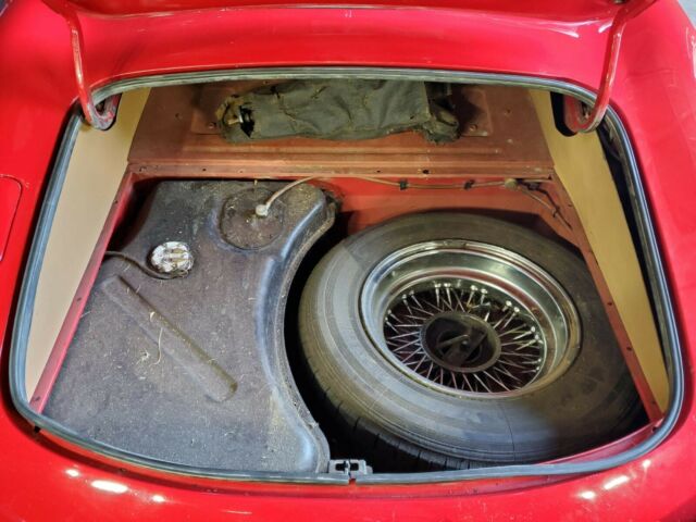 Jaguar E-Type 1969 image number 14
