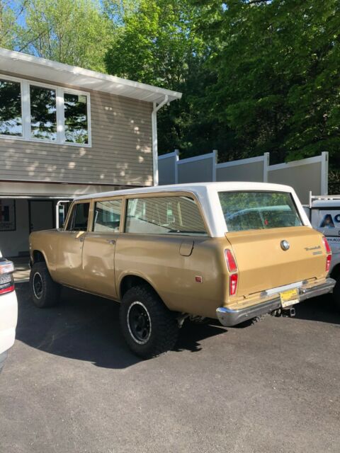 International Harvester Travelall 1971 image number 1