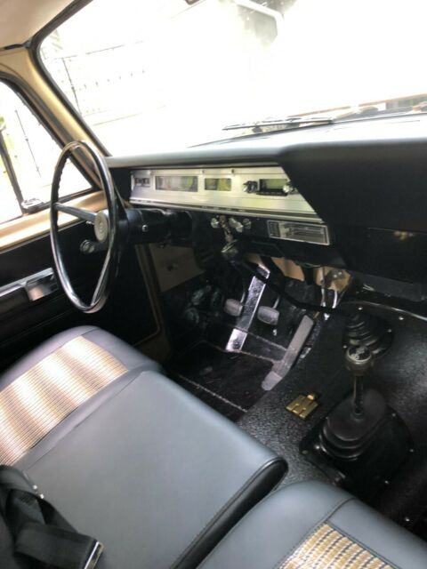 International Harvester Travelall 1971 image number 20