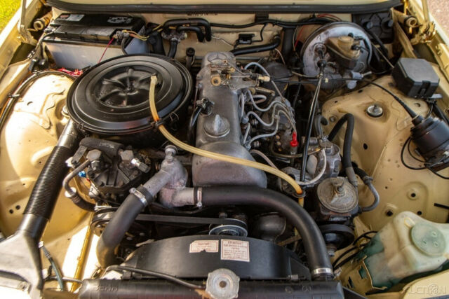 Mercedes-Benz 200-Series 1979 image number 18