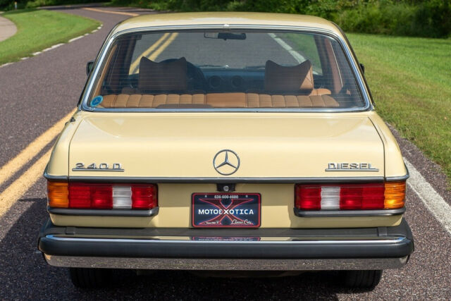 Mercedes-Benz 200-Series 1979 image number 31