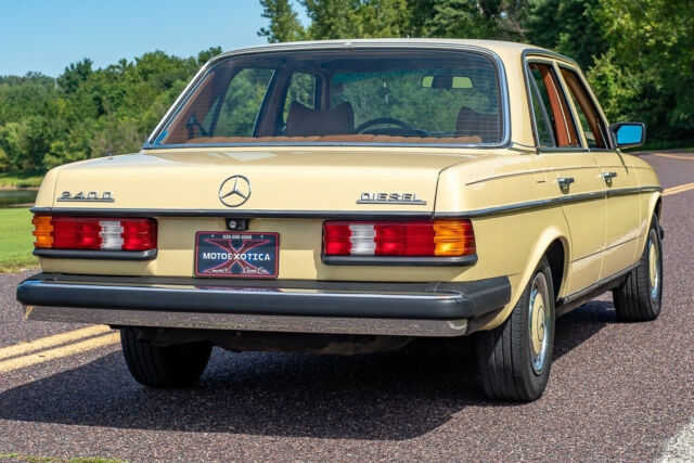 Mercedes-Benz 200-Series 1979 image number 34