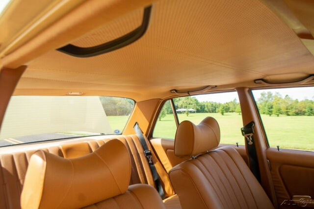 Mercedes-Benz 200-Series 1979 image number 39