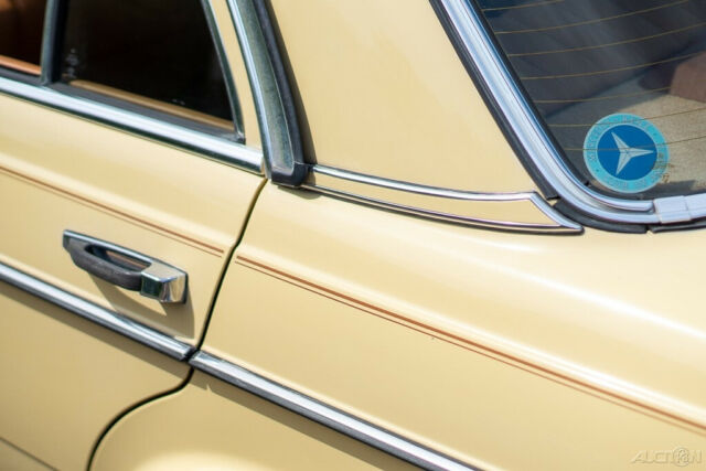 Mercedes-Benz 200-Series 1979 image number 8