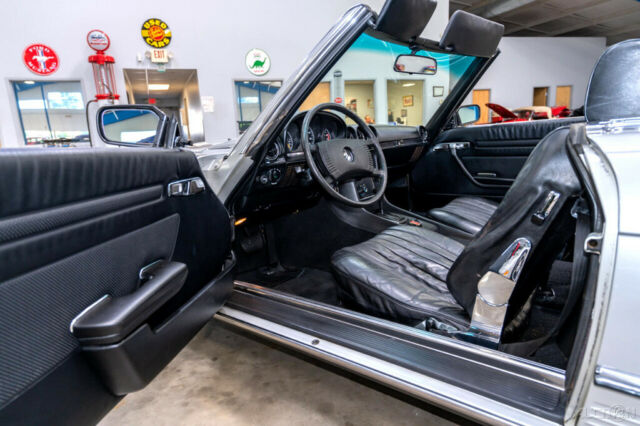 Mercedes-Benz 400-Series 1975 image number 15