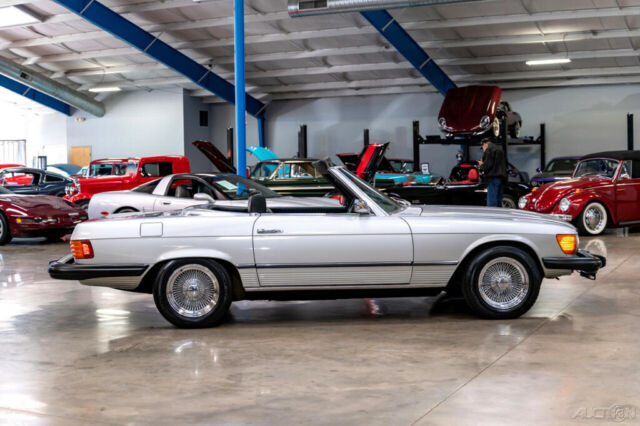 Mercedes-Benz 400-Series 1975 image number 31