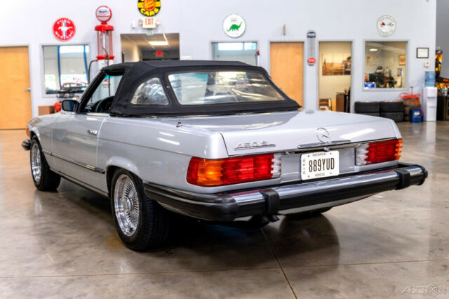 Mercedes-Benz 400-Series 1975 image number 33